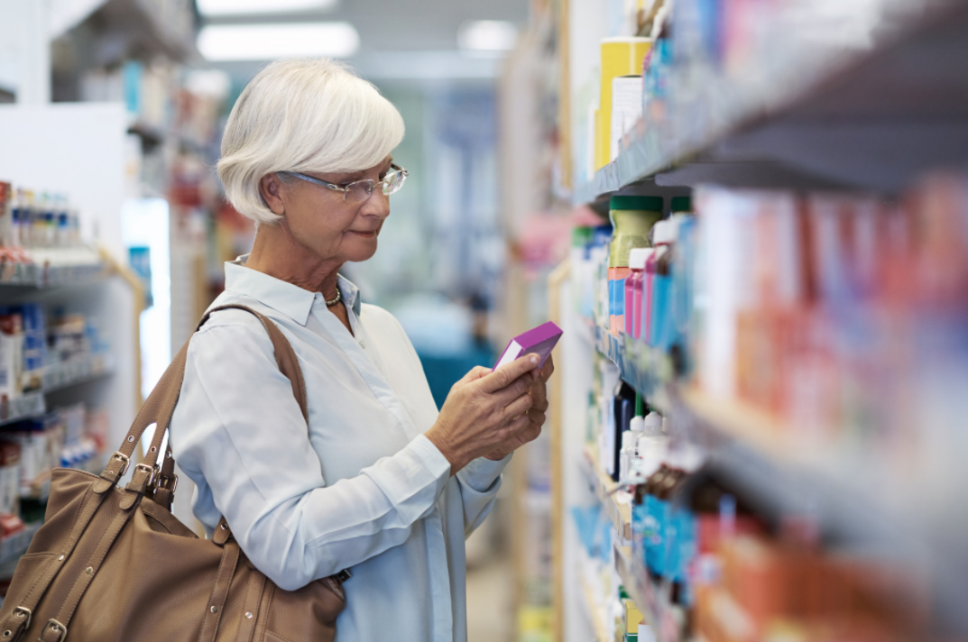 Egy nő termékeket válogat